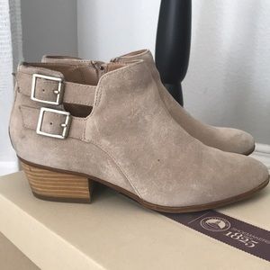 Clark’s beige Suede ankle booties